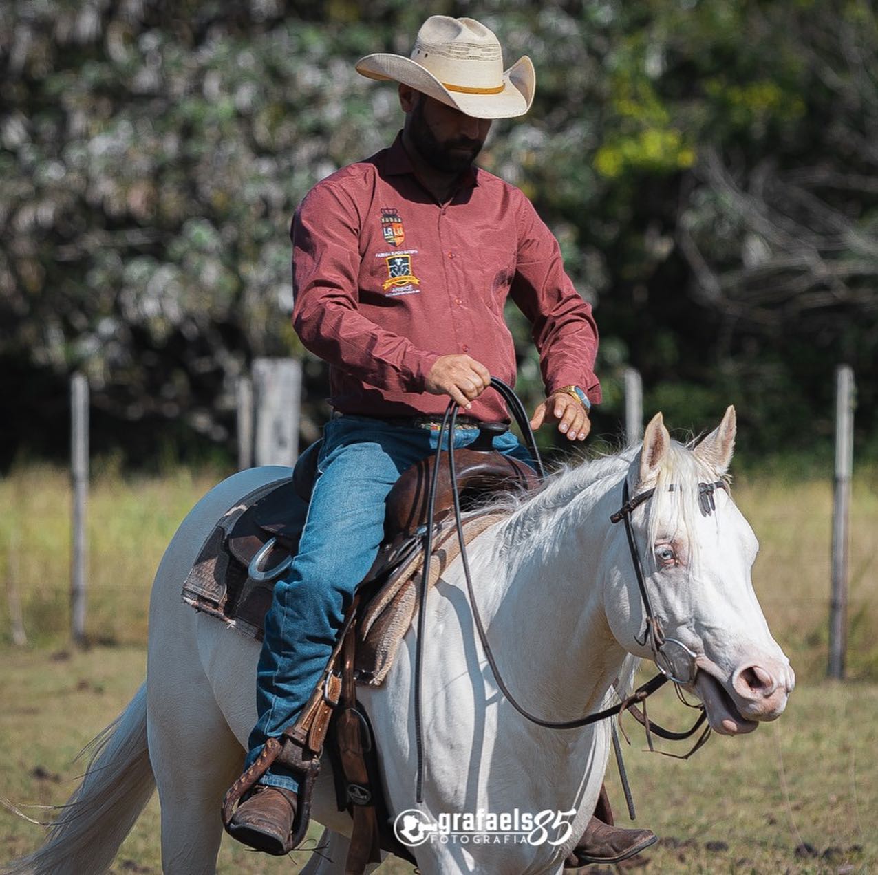 Júnior Mineiro montado no cavalo branco durante treinamento