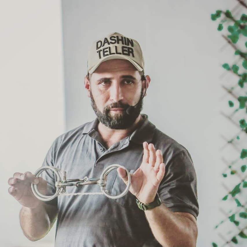 Retrato de Júnior Mineiro segurando freio de cavalo